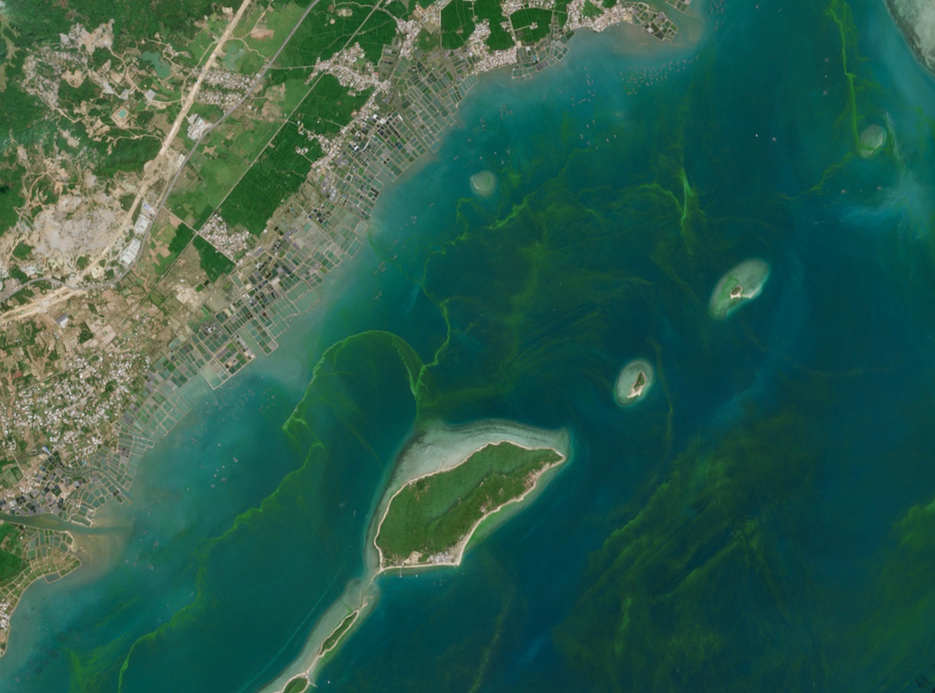 EarthGuess | Handpicked Satellite Image Guessing Game
